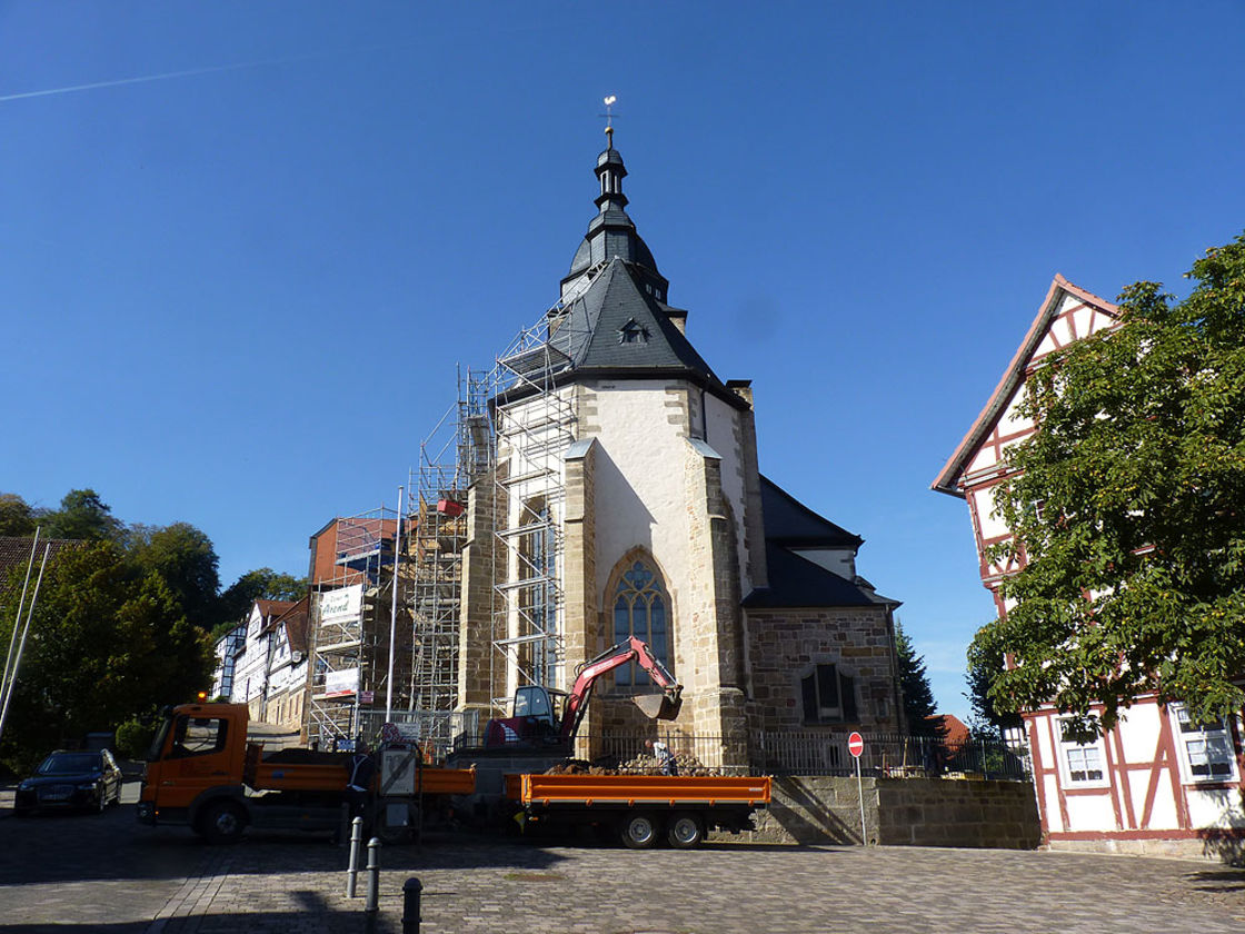 Pflaster- und Treppenarbeiten an St. Crescentius (Foto:Karl-Franz Thiede)
